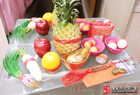 剃胎毛、滿月剃頭、嬰兒剃頭、嬰兒理髮、嬰兒剃髮、嬰兒剃胎毛、嬰兒滿月剃頭、寶寶剃頭、剃胎毛儀式、剃胎毛吉祥話、滿月剃頭儀式、滿月剃頭吉祥話、寶寶剃胎毛、寶寶滿月剃頭理髮、 新北板橋區剃胎毛、新北板橋區滿月剃頭、 新北板橋區嬰兒剃頭剃胎毛、新北板橋區嬰兒理髮、新北板橋區嬰兒剃髮、馮寶寶(新北板橋區到府嬰兒寶寶滿月剃頭理髮、免費到府嬰兒剃胎毛儀式吉祥話)。到府剃頭剃胎毛主持、專業拍照、DVD光碟、證書。★購買「臍帶章、肚臍章、胎毛筆刷印章」贈送：剃頭、收涎、抓周，三選一。2016.01.03 照片1